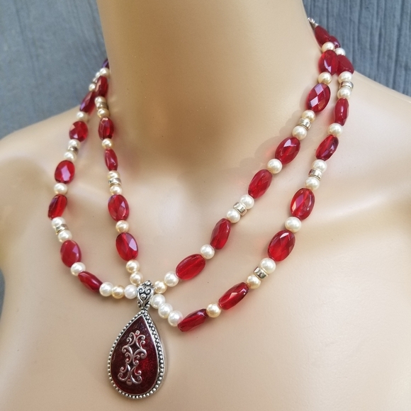 VINTAGE RED GLASS BEAD & FAUX PEARL LAYERED ORNATE PENDANT NECKLACE - Picture 2 of 8
